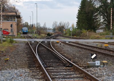 Bahnübergang in Reitmehring mit abgestelltem Filzenexpress
